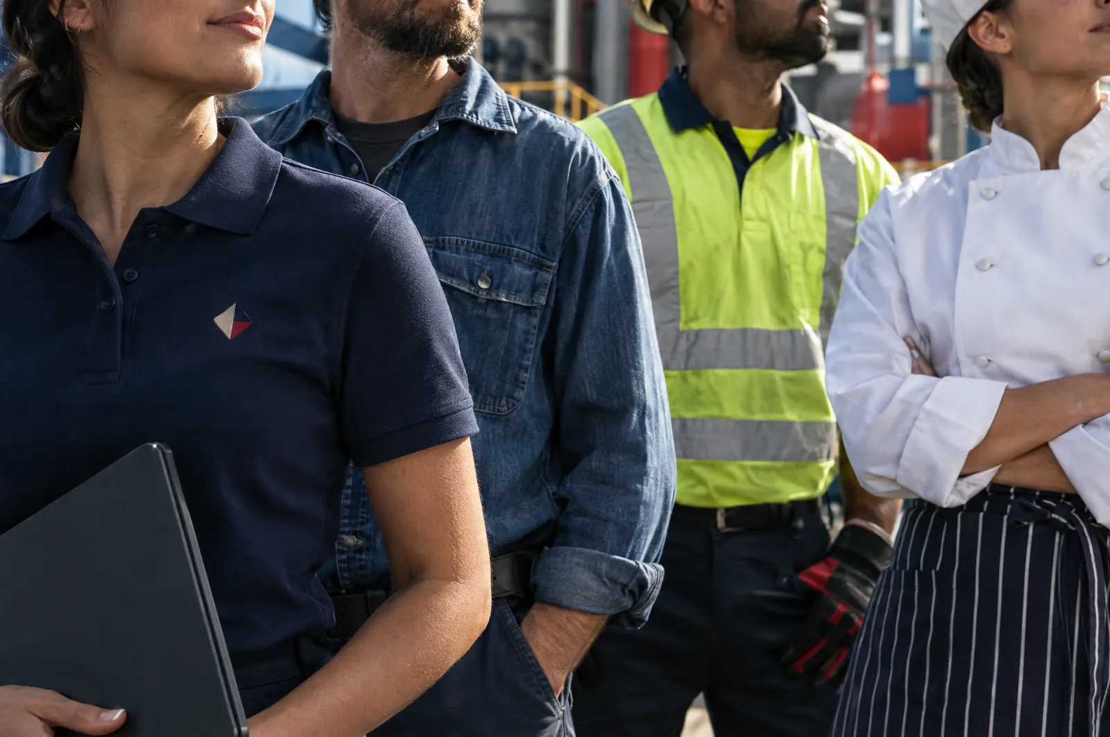Personal de oficina, planta, obra y cocina, cada quien con el uniforme de su puesto