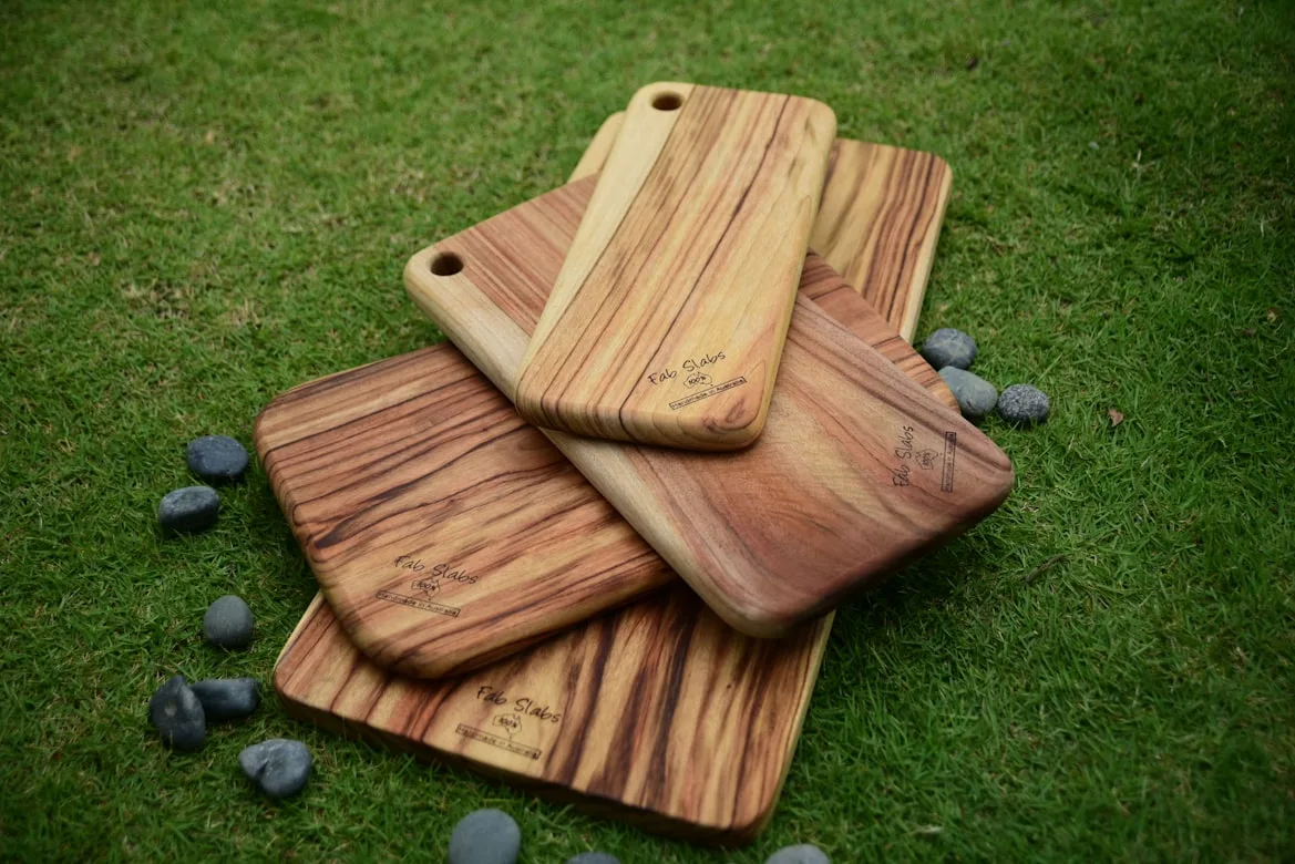 Tablas de madera con un logotipo grabado a láser en una esquina